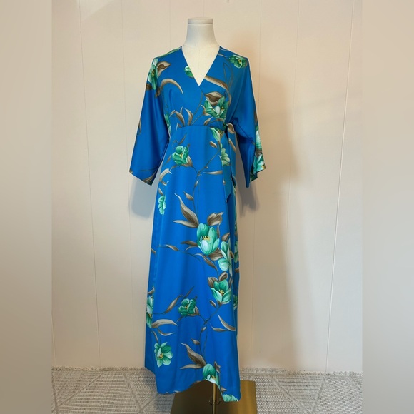 Tori Richard Dresses & Skirts - Vintage Tori Richard for Liberty house Hawaiian dress with side slit size 10